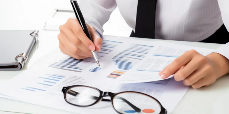 Kiedy biuro rachunkowe wystawia fakturę